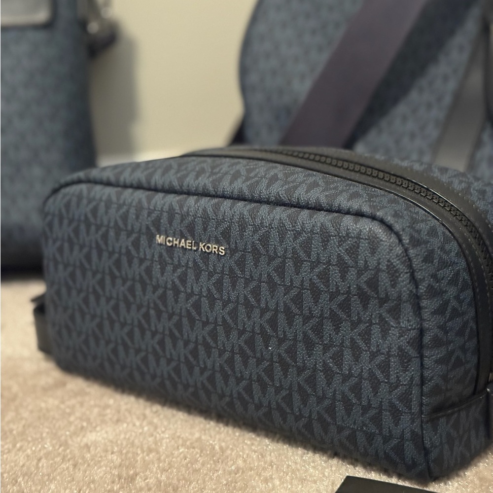 Michael Kors Navy Men Women toiletry bag with signature logo Silver hardware - Picture 2 of 2